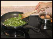 Freir cebolla y 3 pimientos verdes