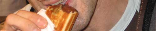 Mordiendo el waffle