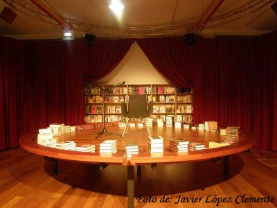 La mesa de las entrevistas del Pequeño Teatro de los Libros