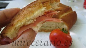 Bocata-torta de Jamón con tomate.