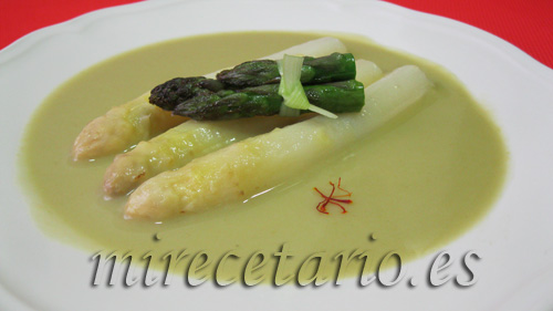 Espárragos blancos sobre crema de trigueros al azafrán.