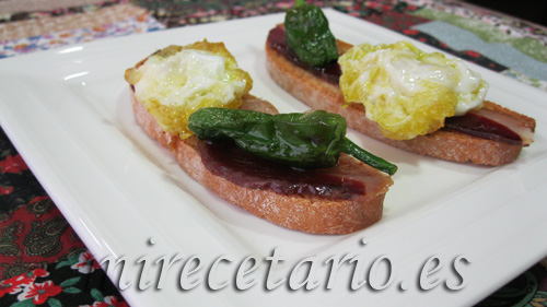 Tostada de jamón de pato con pimientos de padrón y huevo de codorniz