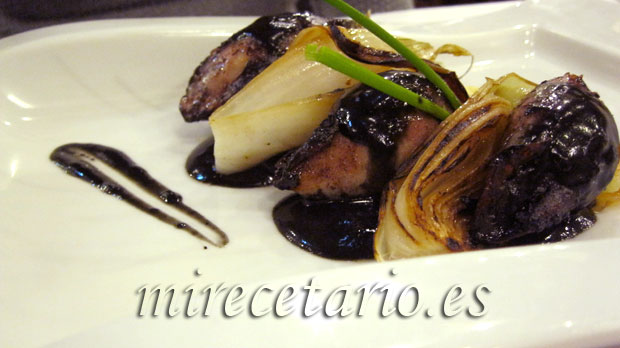 Chipirones Rellenos y Ligeramente Asados con Cebolletas Tiernas y Salsa de sus Tintas. Chipirones Rellenos y Ligeramente Asados con Cebolletas Tiernas y Salsa de sus Tintas.
