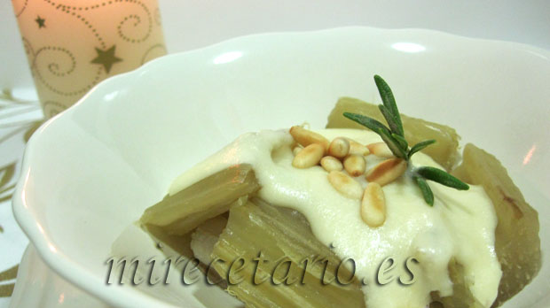 Cardo con salsa de almendras y piñones