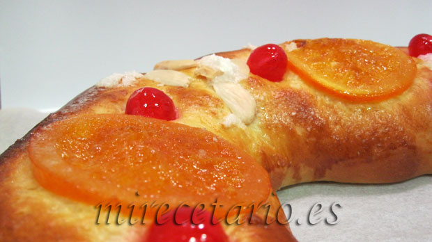 Roscón de Reyes con naranja confitada casera.