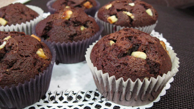 Magdalenas de chocolate negro rellenas de chocolate blanco.