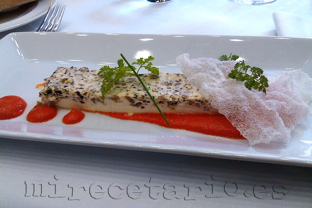 Pudding caliente de setas, bacon, calabacín, salsa de pimientos asados y emulsión de huevas de Mujol.