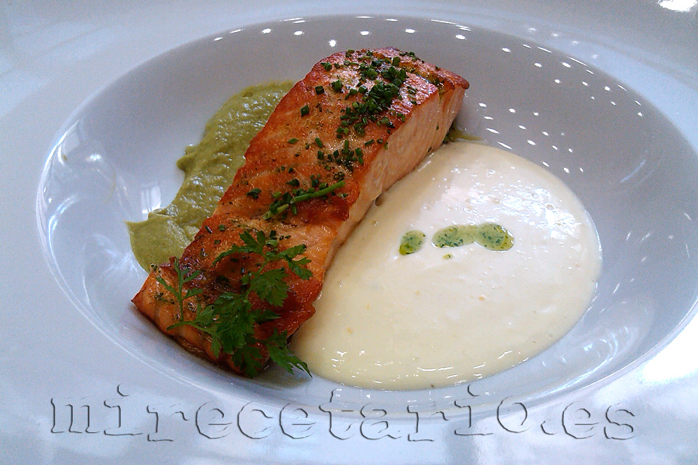 Lomo de salmón asado, salsa de cítricos y crema de verduras.
