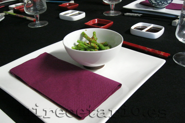 La mesa preparada con Ingen Goma-ae... Judias chinas con salsa de sésamo