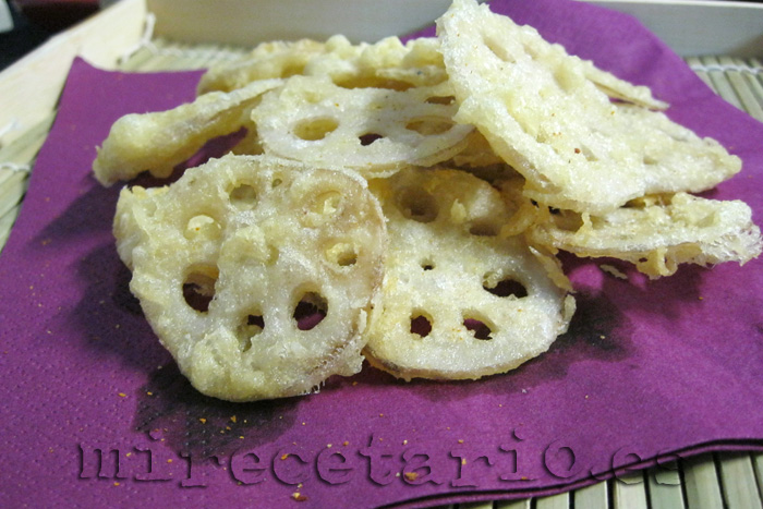 Renkon: Raiz de Loto en Tempura con Shichimi Togarashi.