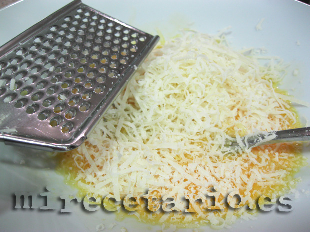 Salsa de huevo y queso.