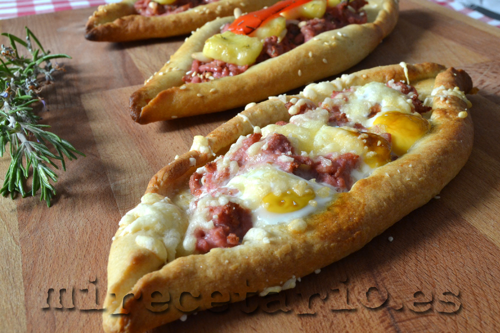 Pan pide truco relleno de carne, parmesano y huevos de codorniz