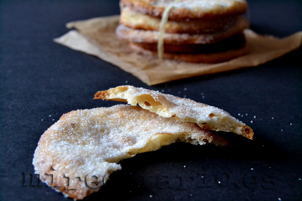 Un trocito de torta de aceite o torta de anís