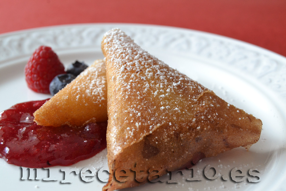 Samosas de crema pastelera, chocolate y frambuesas