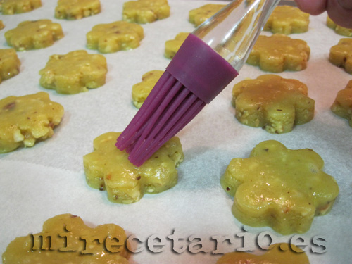 Pincelar con huevo y cubrir de azúcar