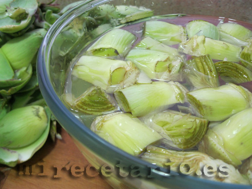 Alcachofas en remojo con agua de limón Alcachofas en remojo con agua de limón