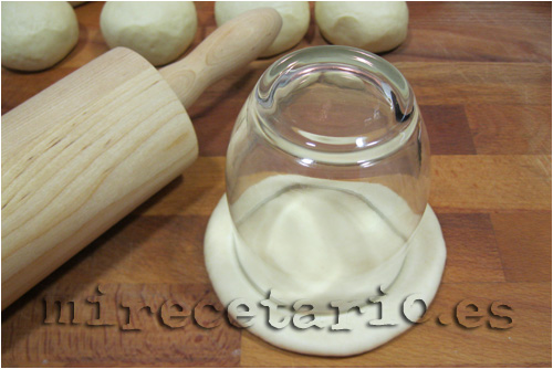 Cortando los pastelitos con un vaso