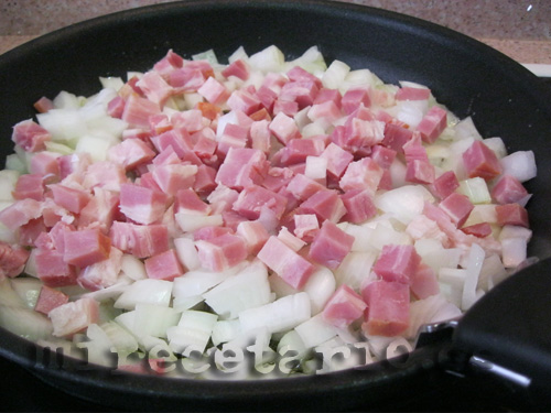 Pochar la cebolla y el bacon