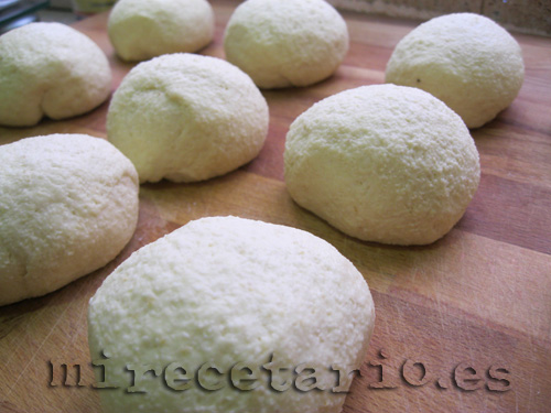 Bolitas de pan de semolina