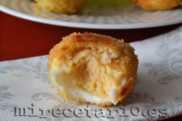Huevo relleno mordido