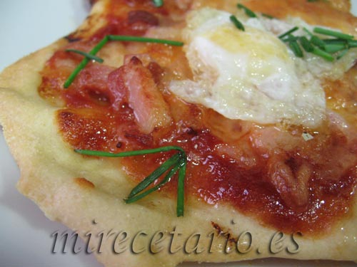 Pizza Barbacoa con Bacon y Huevos Fritos