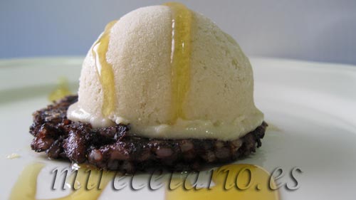 Helado de cebolla sobre morcilla a la miel