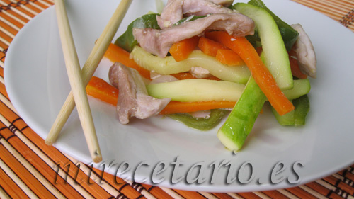 Wok de pollo y calabacín