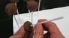 Clavando el palito untado en chocolate fundido.