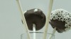 Los cake-pops de chocolate o chupa-chups terminados.