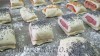 Saladitos hot dog y saladitos de atún listos para entrar en el horno.