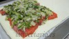 Haciendo el paquete de hojaldre relleno de salmón.