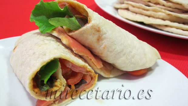 Pan Lavash relleno de salmón
