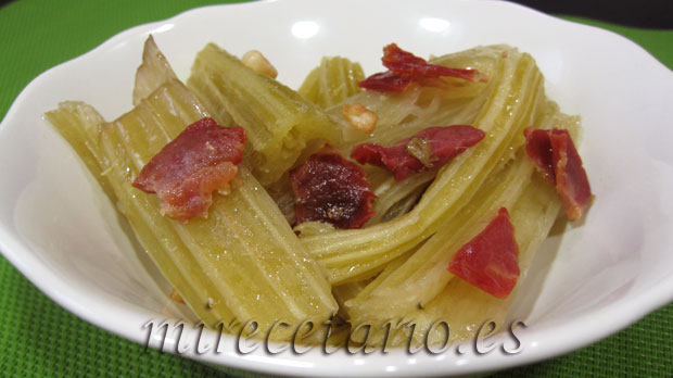 Esquejes o ramas de alcachofa con jamón