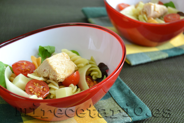 Ensalada Fusilli Tricolore con Queso y Bonito