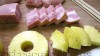 Pollo, bacon y piña del mismo tamaño