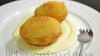 Huevos rellenos empanados sobre mahonesa de Wasabi