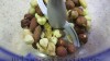 Picar los frutos secos.