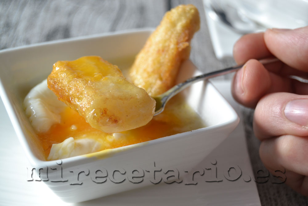 Espárragos fritos con huevo poché en su salsa