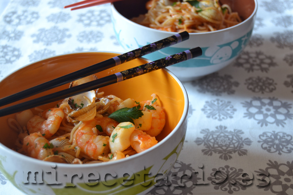 Wok de noodles con langostinos