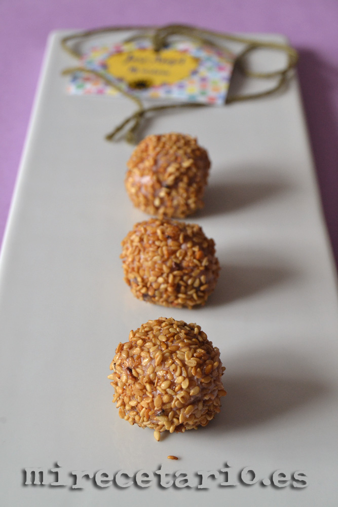 Bolitas de queso con sésamo caramelizado {#ComemosMAD}