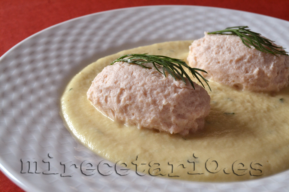 Quenelles de salmón en salsa de manzanas