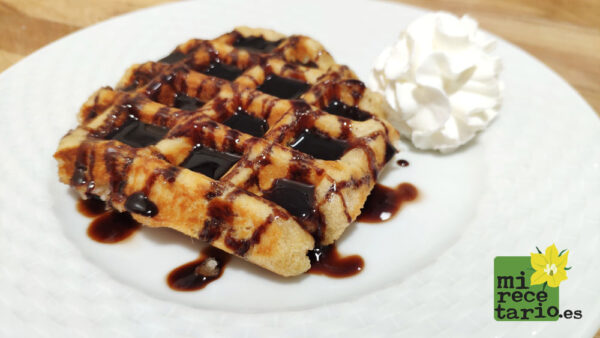 Gofres de Lieja con chocolate y nata