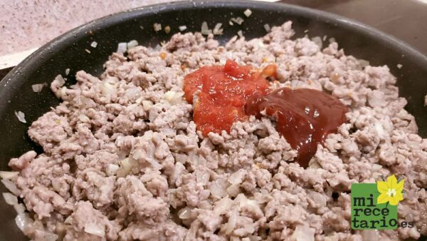 Cocinando carne picada con sus salsas