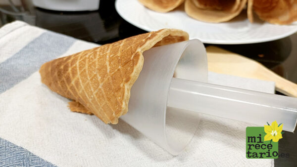Cono para transformar un barquillo en un cucurucho para helados