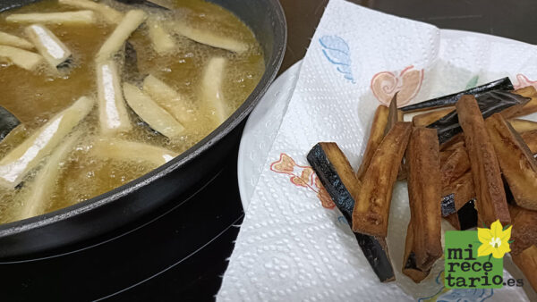 Freír en abundante aceite bien caliente